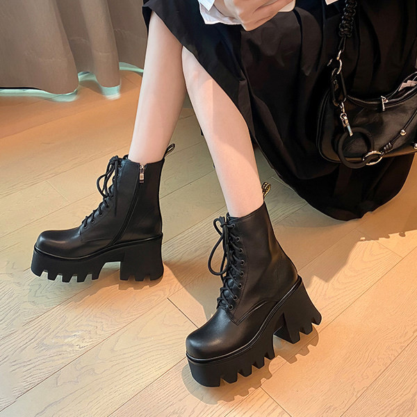 Modern női csizma fűzővel és magas durva talppal