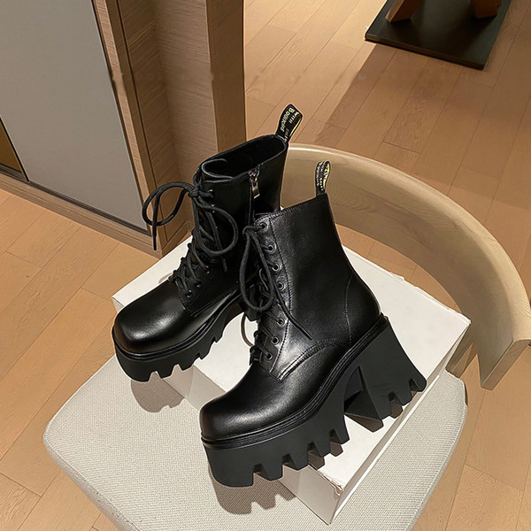 Modern női csizma fűzővel és magas durva talppal