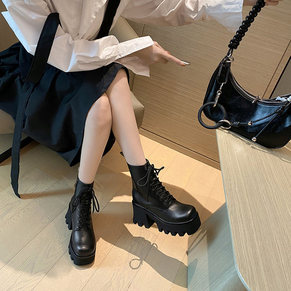 Modern női csizma fűzővel és magas durva talppal