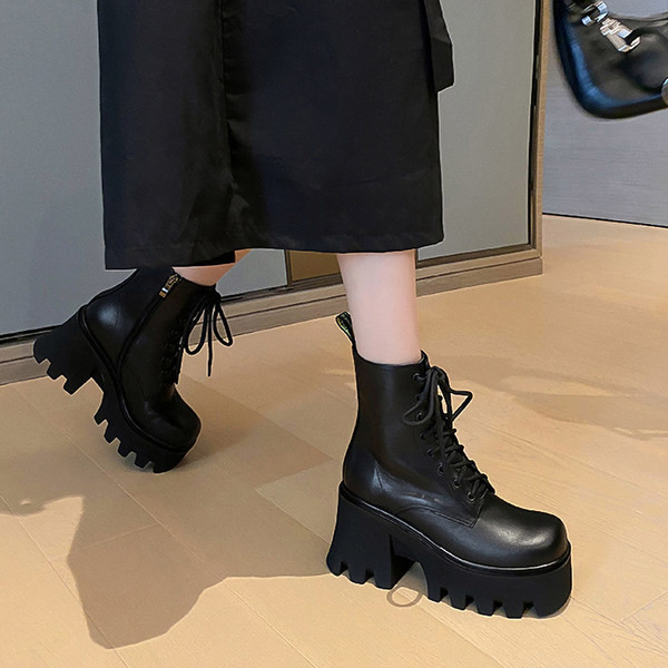 Modern női csizma fűzővel és magas durva talppal