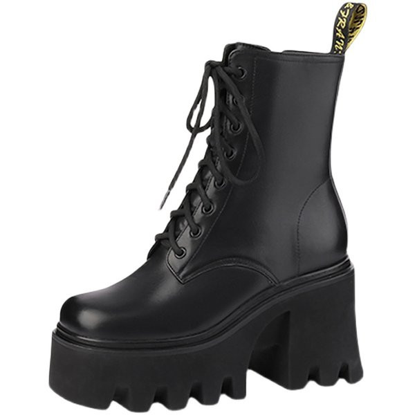 Modern női csizma fűzővel és magas durva talppal