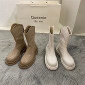 Lekerekített, cipzáras, aktuális női csizma modell