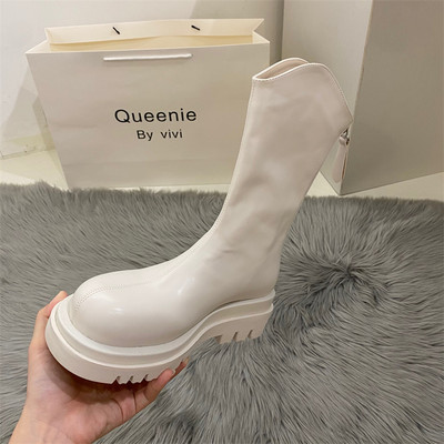 Lekerekített, cipzáras, aktuális női csizma modell