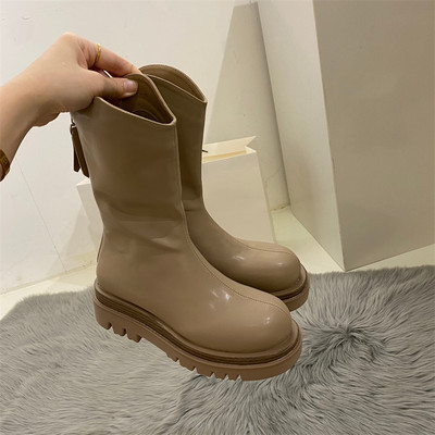 Lekerekített, cipzáras, aktuális női csizma modell