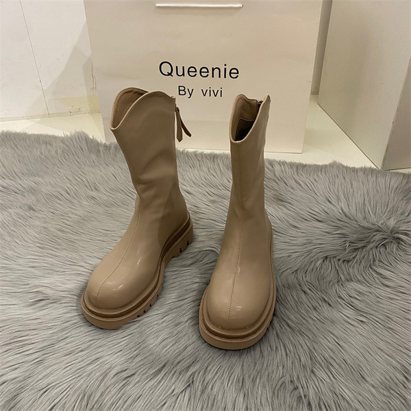 Lekerekített, cipzáras, aktuális női csizma modell