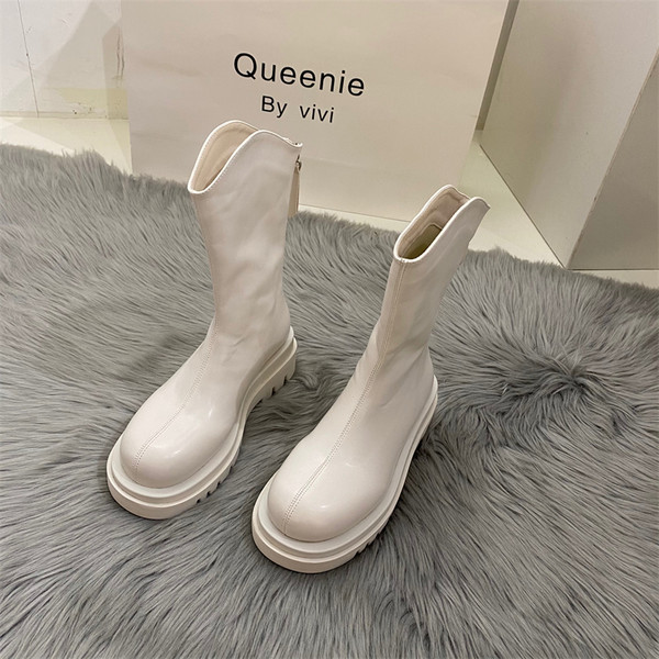 Lekerekített, cipzáras, aktuális női csizma modell