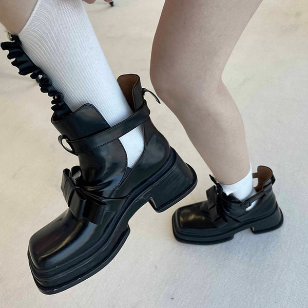 Női topikus csizma lapos talppal és szalaggal