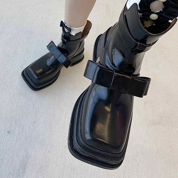 Női topikus csizma lapos talppal és szalaggal