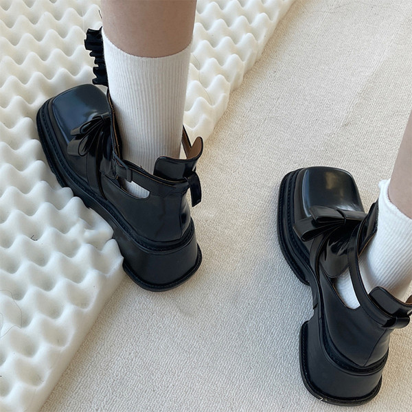 Női topikus csizma lapos talppal és szalaggal