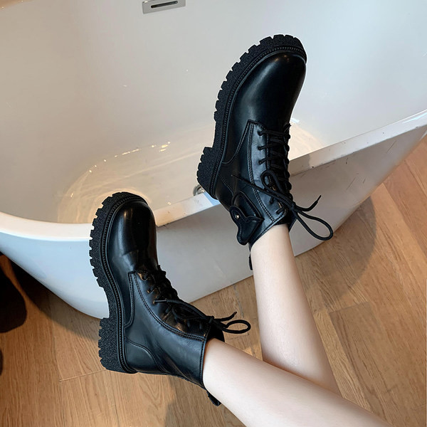 Naiste vabaaja paeltega kunstnahast saapad