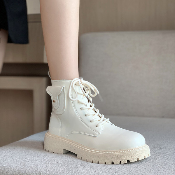 Naiste vabaaja paeltega kunstnahast saapad