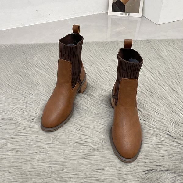 Őszi-téli női csizma új modellje 5 cm-es szögletes sarokkal