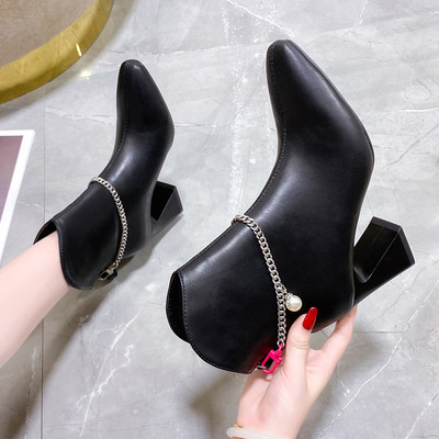 Ženske jesensko-zimske čizme na petu i metalni ukras