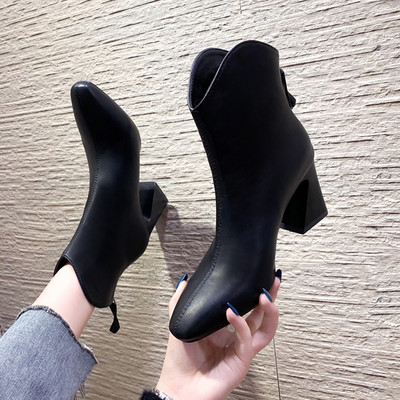 Ženske jesensko-zimske čizme na petu i metalni ukras