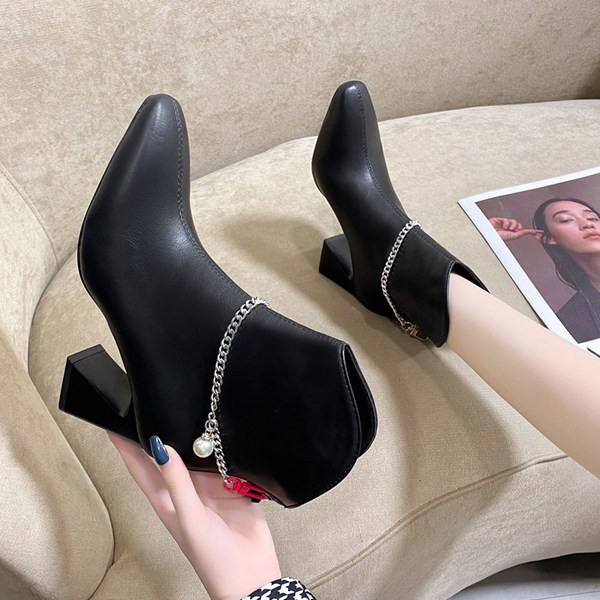 Ženske jesensko-zimske čizme na petu i metalni ukras