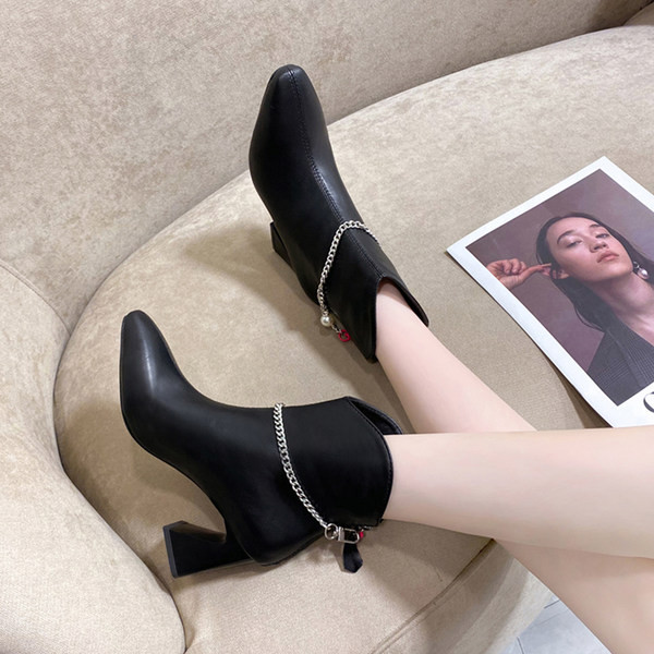 Ženske jesensko-zimske čizme na petu i metalni ukras