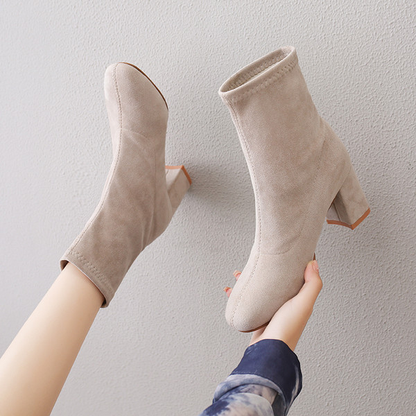 Női csizma mesterséges velúrból és vastag sarkú