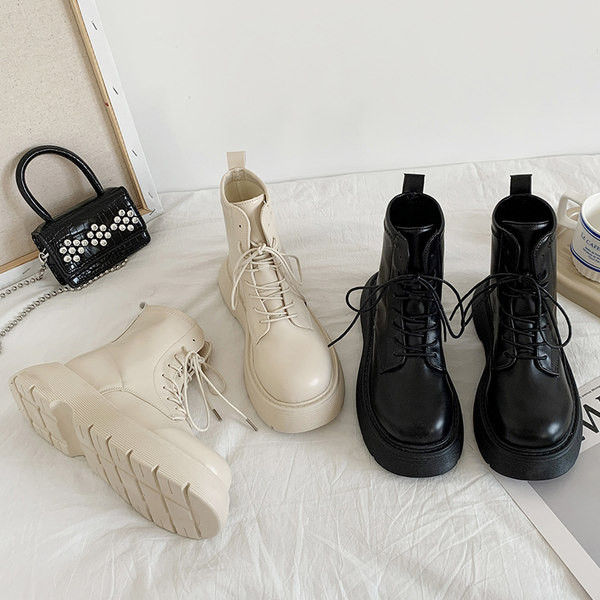 Új, durva talpú női csizma modell