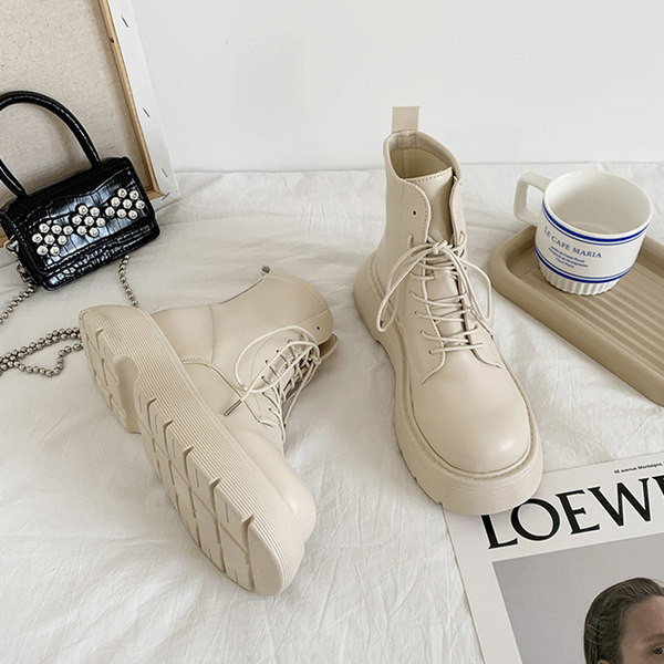 Új, durva talpú női csizma modell