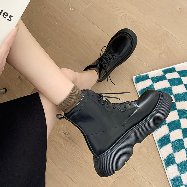 Új, durva talpú női csizma modell