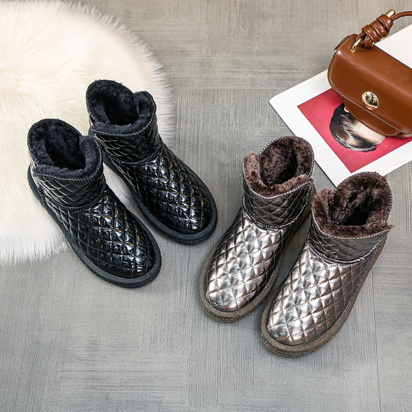 Meleg bélésű, lapos talpú női csizma két színben