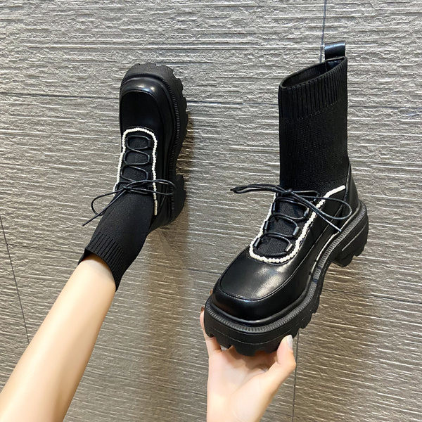 Modern, fűzős női csizma, sima modell