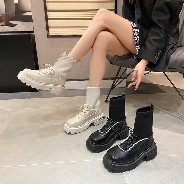 Modern, fűzős női csizma, sima modell