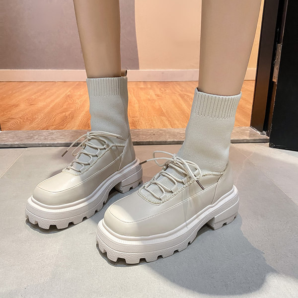 Modern, fűzős női csizma, sima modell