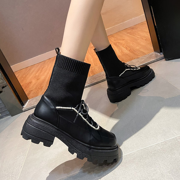 Modern, fűzős női csizma, sima modell