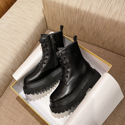 Aktuális női csizma lapos talpú cipzárral és fűzővel