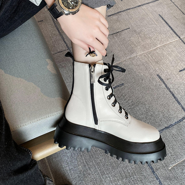 Aktuális női csizma lapos talpú cipzárral és fűzővel