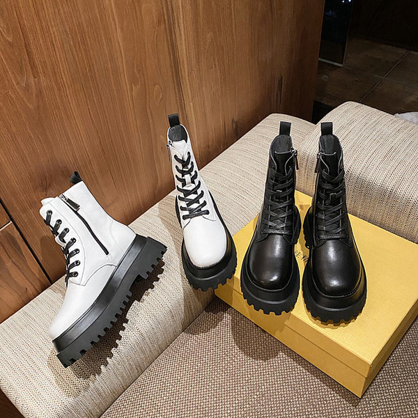 Aktuális női csizma lapos talpú cipzárral és fűzővel