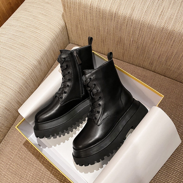 Aktuális női csizma lapos talpú cipzárral és fűzővel