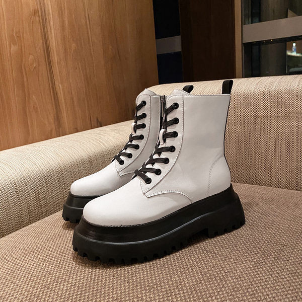 Aktuális női csizma lapos talpú cipzárral és fűzővel