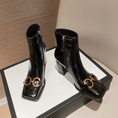 Modern női csizma csattal és cipzárral