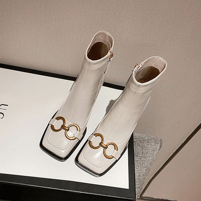 Modern női csizma csattal és cipzárral