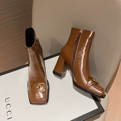 Modern női csizma csattal és cipzárral