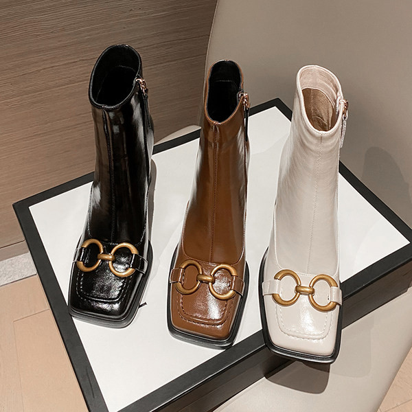 Modern női csizma csattal és cipzárral