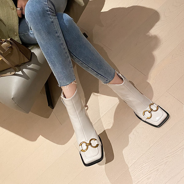 Modern női csizma csattal és cipzárral