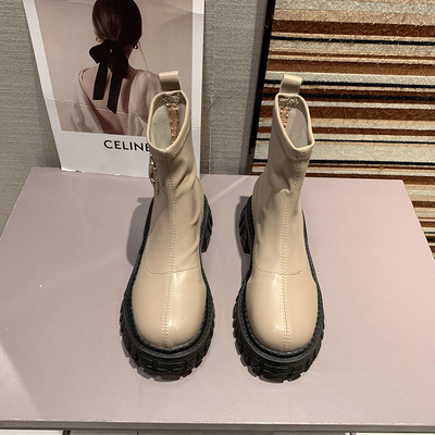 Új női csizma modell durva talppal és fém elemmel