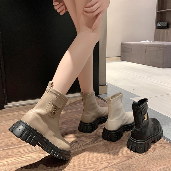 Új női csizma modell durva talppal és fém elemmel