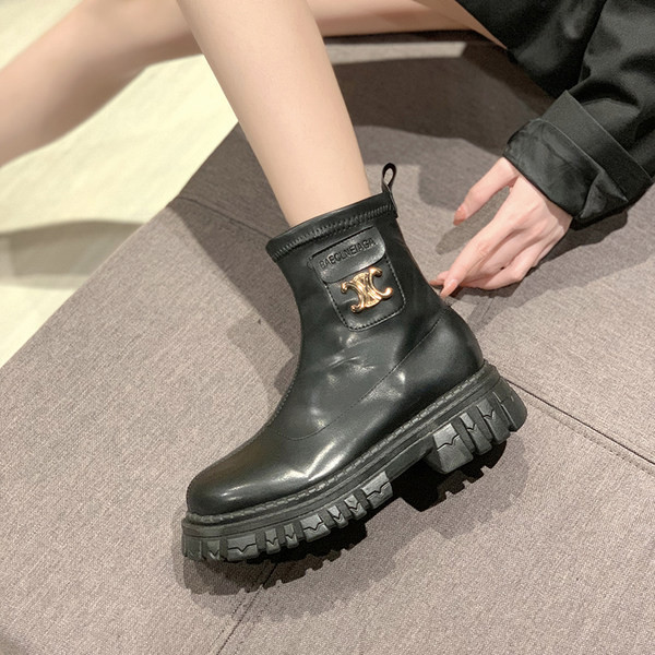 Új női csizma modell durva talppal és fém elemmel