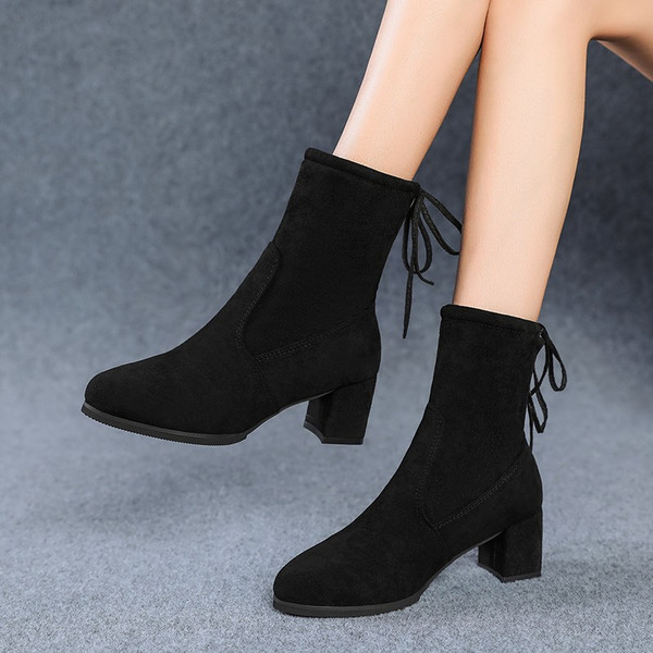 Művelúrból készült, fűzős női csizma