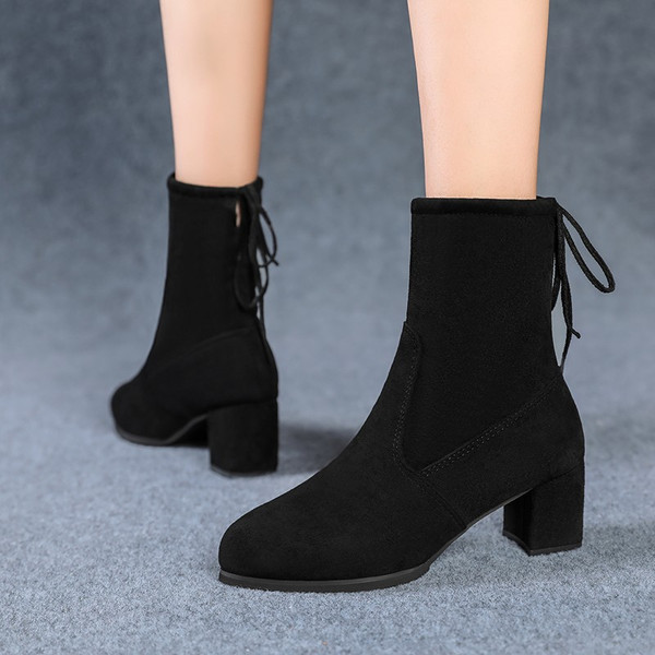 Művelúrból készült, fűzős női csizma