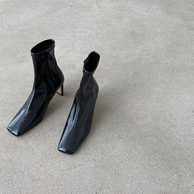 Elegantne ženske čizme čist model na petu