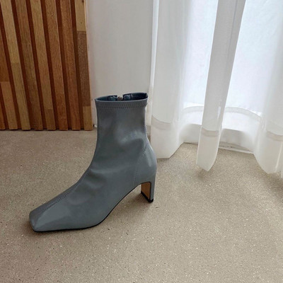 Stiilsed naiste saapad puhta kontsaga mudel