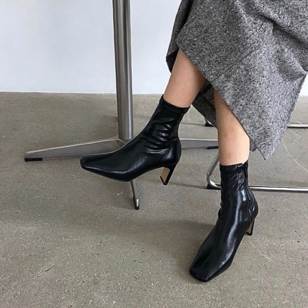 Stiilsed naiste saapad puhta kontsaga mudel