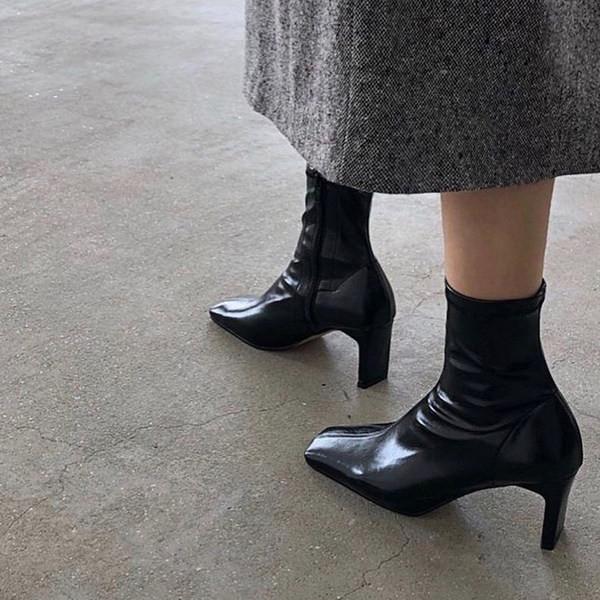 Stiilsed naiste saapad puhta kontsaga mudel