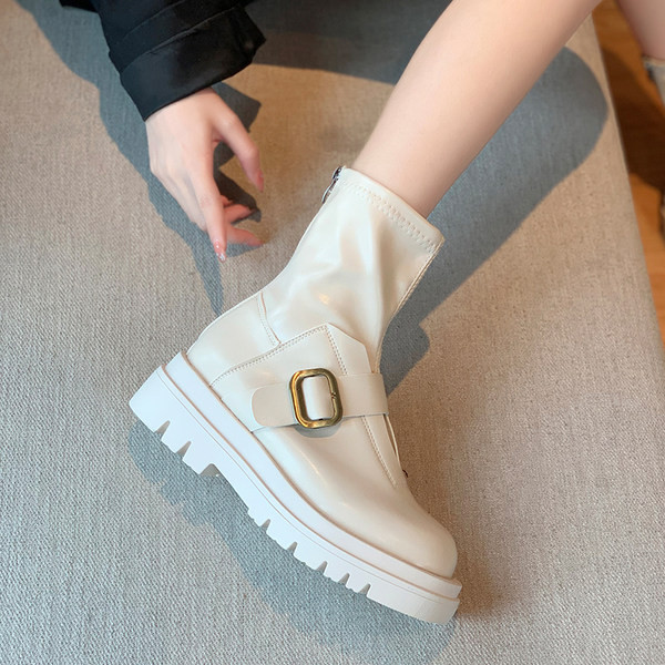 Műbőrből készült, csatos női csizma új modellje - két színben