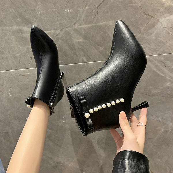 Női csizma hegyes modell gyöngyökkel, két színben